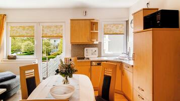 Kühlschrank, Mikrowelle, Herdplatte, Geschirrspüler