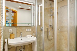 Shower, hair dryer, towels