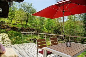 Outdoor dining - Holiday Home 'Berghütte Waldhäuser' with Mountain View, Private Terrace and Wi-Fi (Neuschönau)