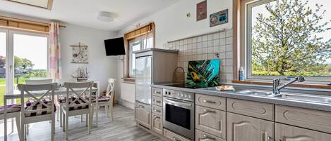 Frigorifero, forno, piano cottura, lavastoviglie