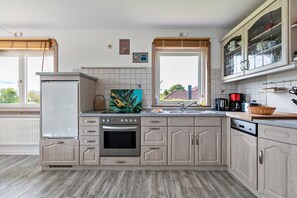 Kjøleskap, ovn, kokeplater og oppvaskmaskin