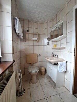 Dusj, hårføner og håndklær