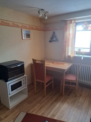 Dining - Pension Andrea: Apartment 3 with Wi-Fi (Herbstein)
