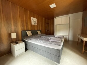 Phòng đôi Tiêu chuẩn, phòng tắm riêng (Altbau) | Chăn bông, truy cập Internet không dây miễn phí, bộ trải giường 