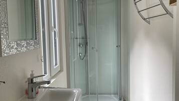 Douche, séchoir à cheveux, serviettes fournies, savon