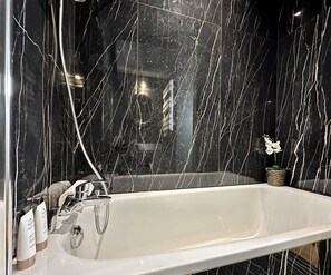 シャワー、ヘアドライヤー、タオル、シャンプー