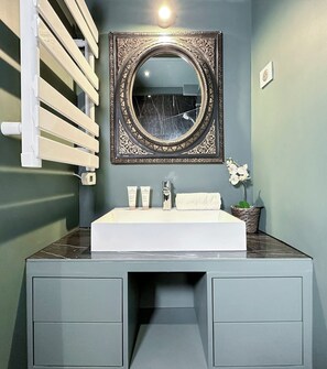 Dusj, hårføner og håndklær