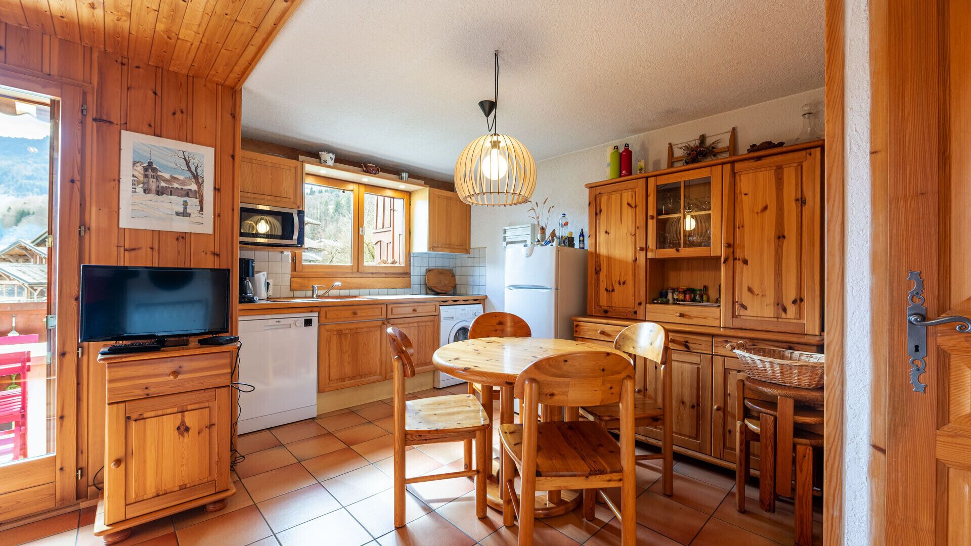 Coffee/tea maker, fridge, microwave, dishwasher