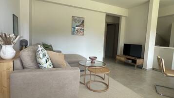 32-inch Smart TV with digital channels, Netflix, streaming services