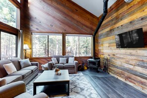 TV - Woodland home with private hot tub, decks, pools, golf, tennis & pickleball (Black Butte Ranch)