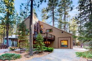 Exterior - Woodland home with private hot tub, decks, pools, golf, tennis & pickleball (Black Butte Ranch)