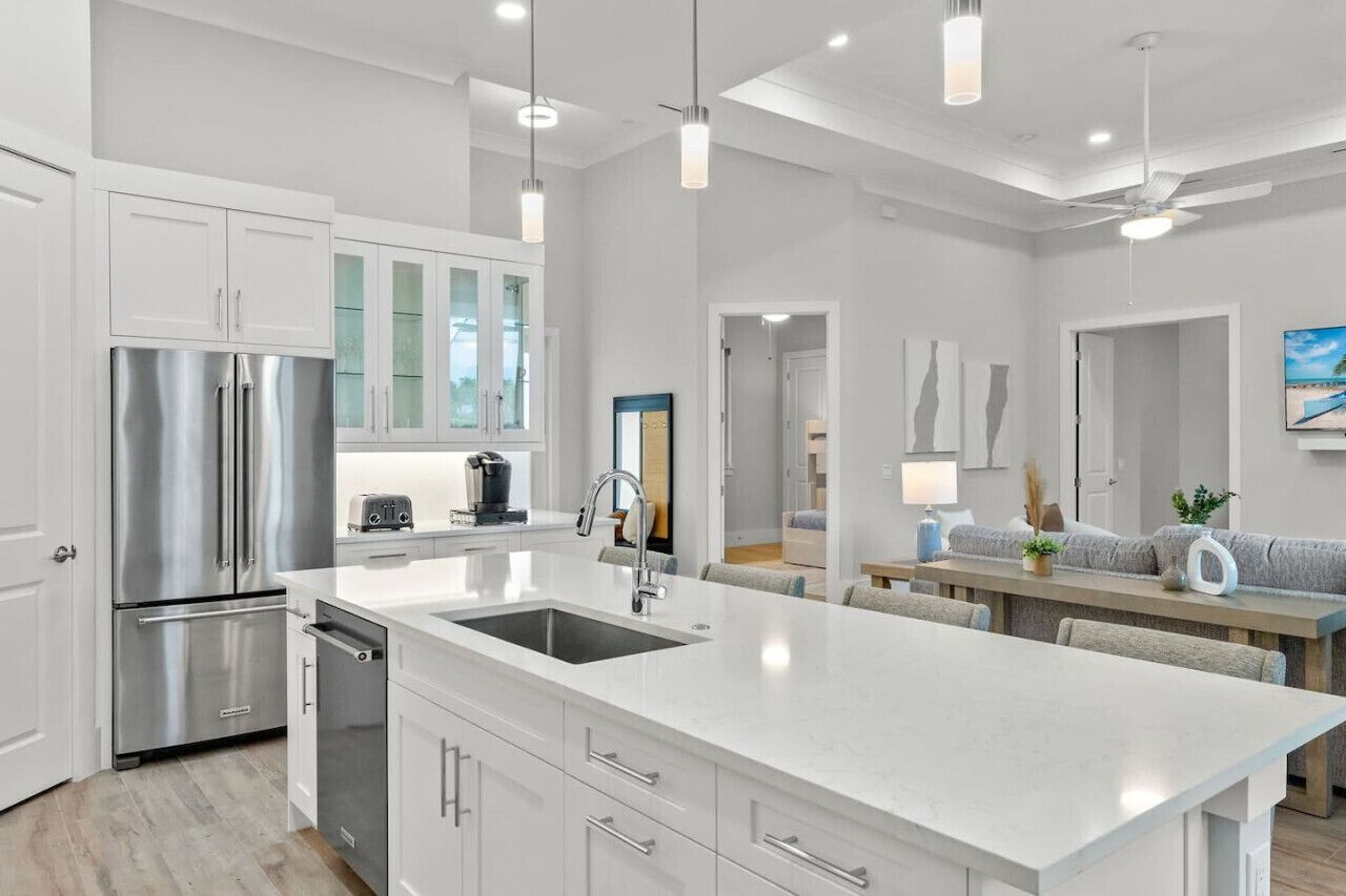 Køleskab, mikrobølgeovn, kogeplade, opvaskemaskine