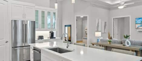 Réfrigérateur, micro-ondes, plaque de cuisson, lave-vaisselle