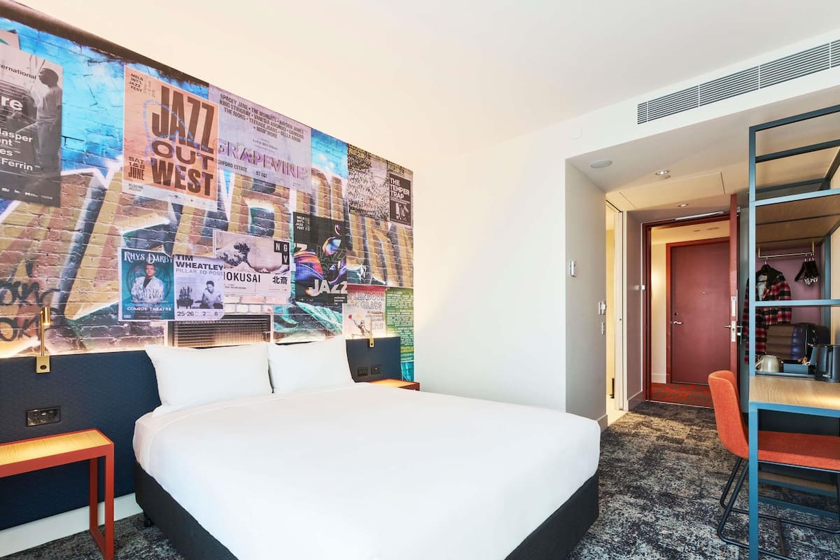 Värdeförvaringsskåp på rummet, skrivbord och arbetsyta för laptop