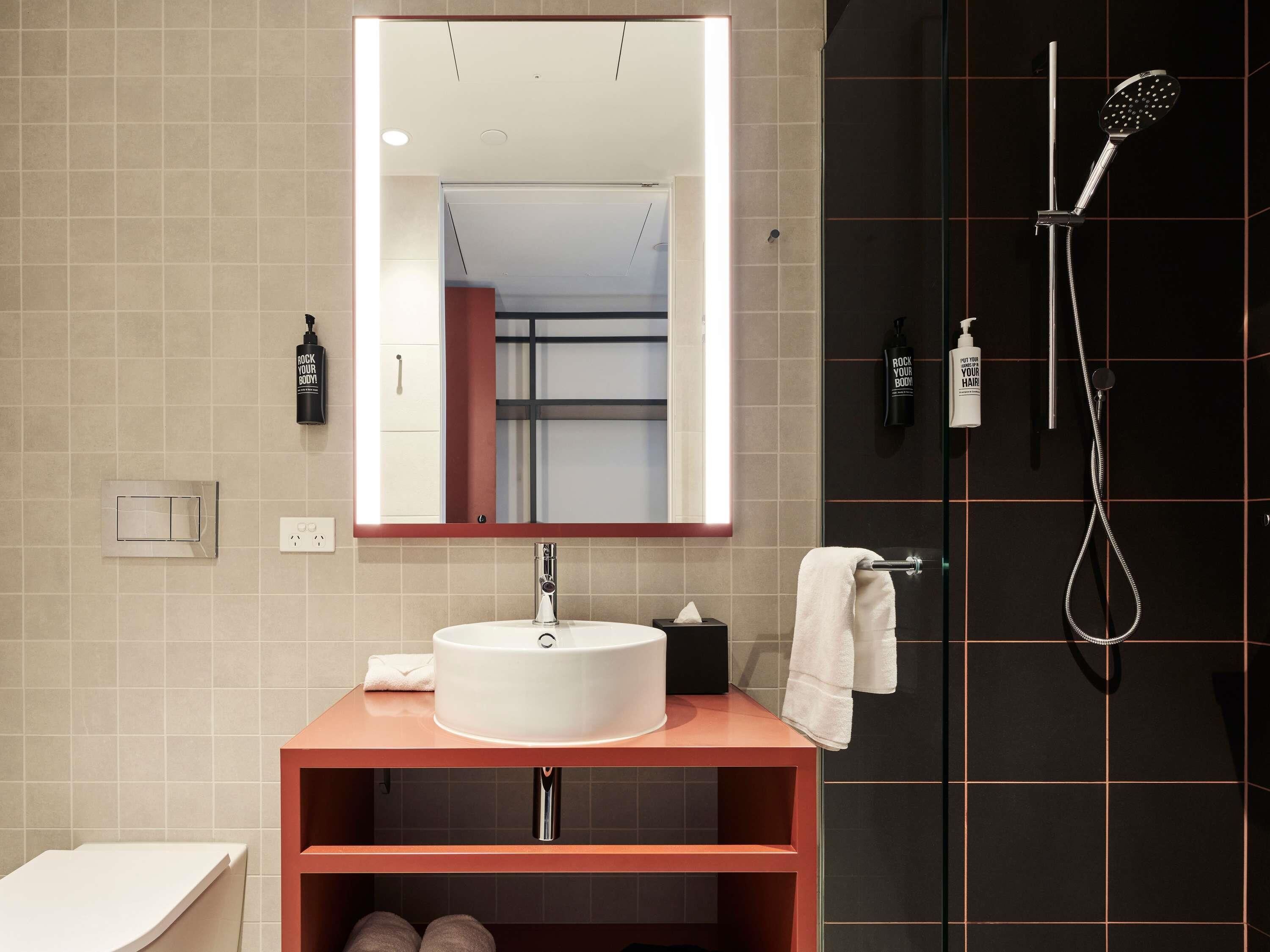 Caja de seguridad en la habitación y escritorio 