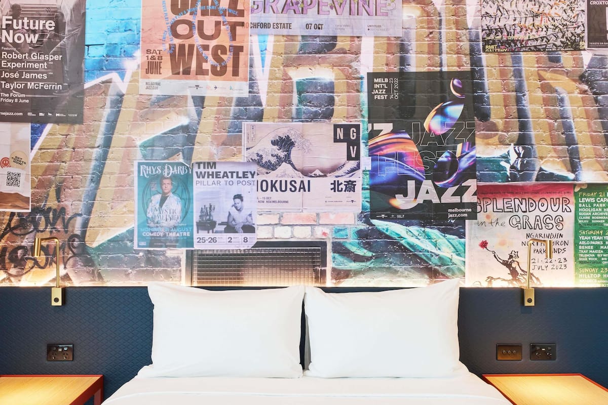 Caja de seguridad en la habitación y escritorio