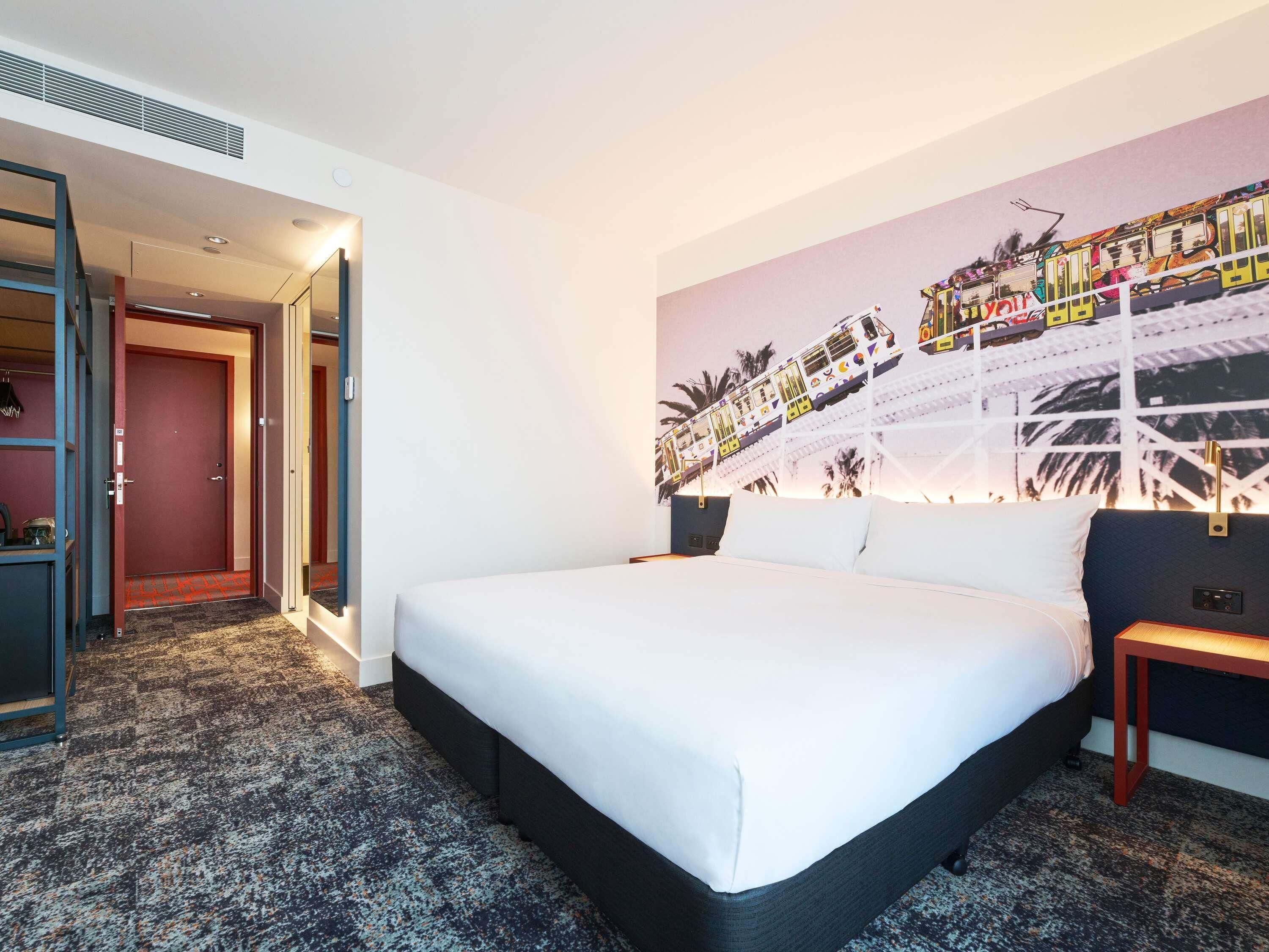 Habitación Deluxe, 1 cama King size | Caja de seguridad en la habitación y escritorio 