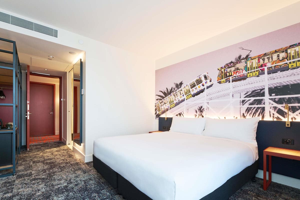 Habitación Deluxe, 1 cama King size | Caja de seguridad en la habitación y escritorio