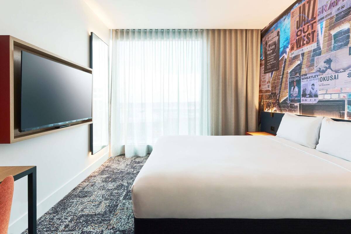 Superior-værelse - 1 queensize-seng | Pengeskab på værelset, skrivebord, arbejdsområde til bærbare computere