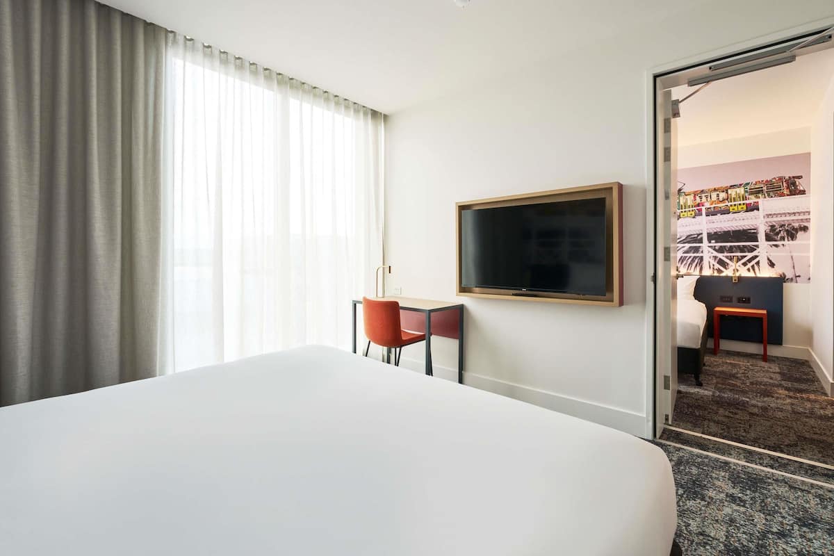 Caja de seguridad en la habitación y escritorio