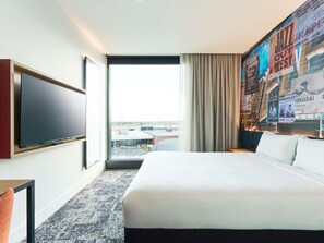 In-room safe, desk, laptop workspace, blackout curtains - Ibis Styles Melbourne Airport (Melbourne Airport)