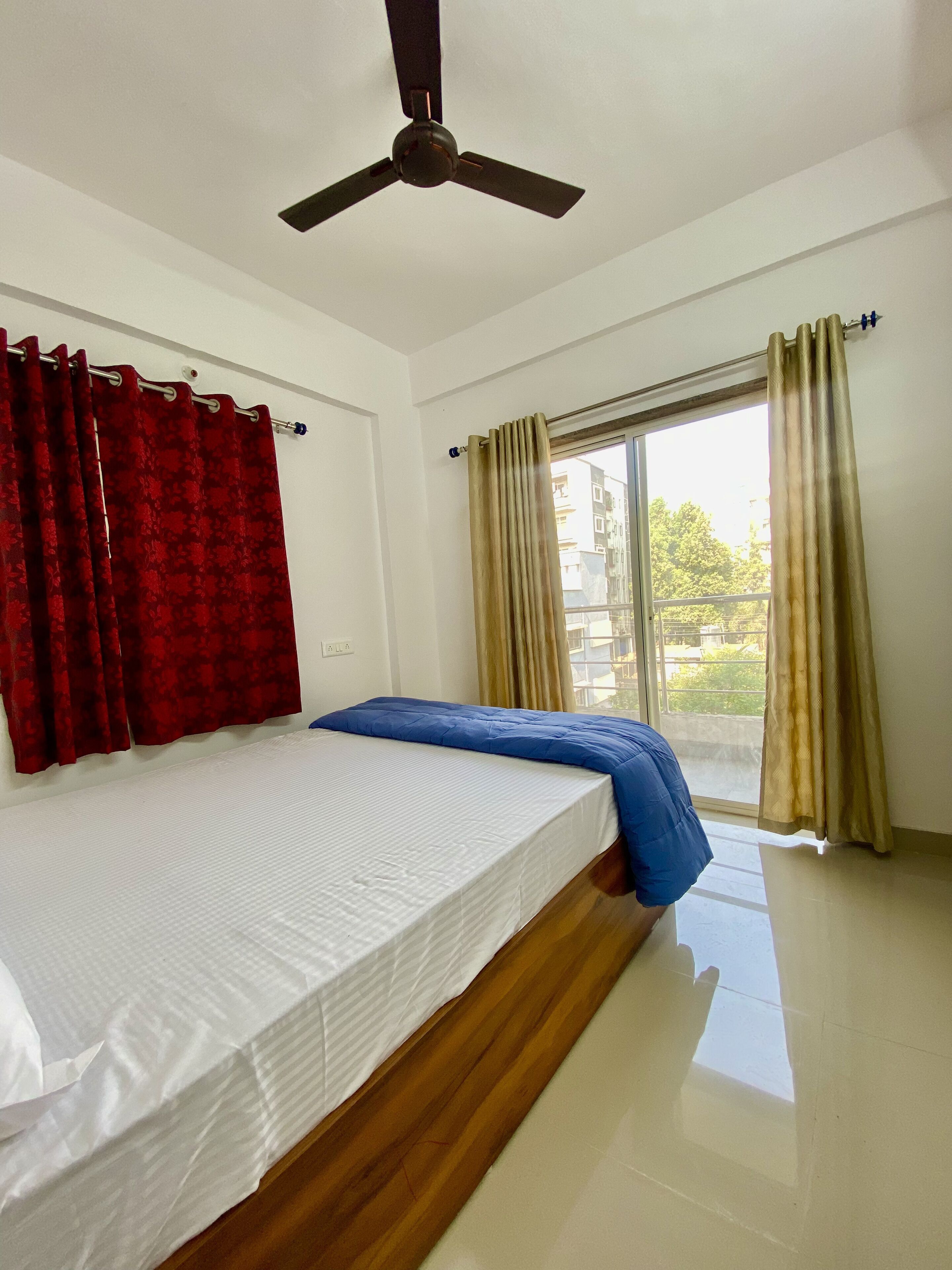 2 dormitorios, caja fuerte, escritorio y tabla de planchar con plancha