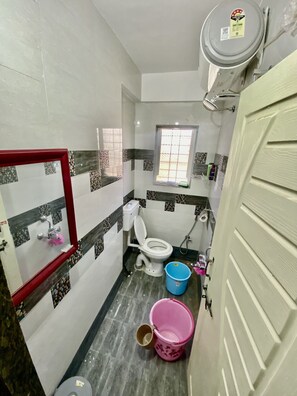 Tina de hidromasaje, secadora de cabello, bidet, toallas