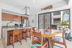 Kylskåp, mikrovågsugn, ugn och spishäll