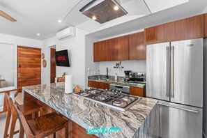 Geladeira, micro-ondas, fogão, cooktop