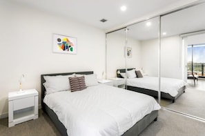 1 habitación, escritorio, tabla de planchar con plancha y ropa de cama