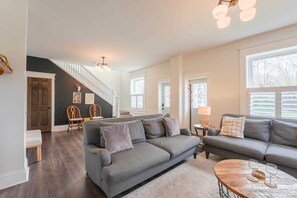 Una televisión, una oficina