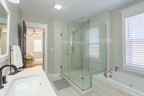 Dusche, Haartrockner, Handtücher, Shampoo