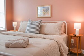 4 dormitorios, escritorio, tabla de planchar con plancha y cuna de viaje