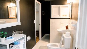 Doccia, asciugacapelli, asciugamani, carta igienica