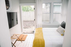 4 habitaciones, escritorio y tabla de planchar con plancha