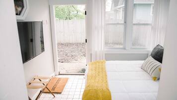 4 chambres, bureau, fer et planche à repasser, lit parapluie