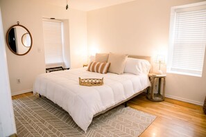 4 chambres, bureau, fer et planche à repasser, lit parapluie