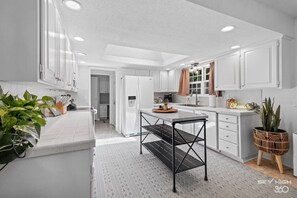 雪櫃、微波爐、焗爐、爐具