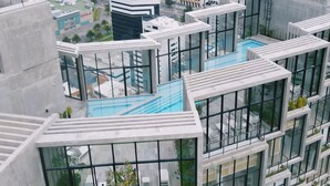 A modern building with multiple floors, large windows, and a rooftop pool. - La mejor vista de Quito Piso 28 IQON (Quito)