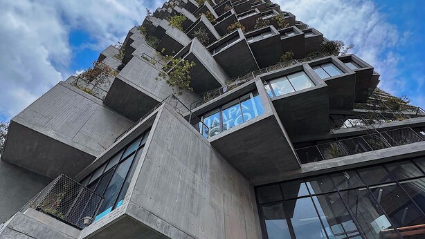 A modern building with a unique angular design, featuring multiple balconies and large windows. - La mejor vista de Quito Piso 28 IQON (Quito)