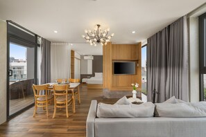Penthouse | Living area | 35-inch flat-screen TV with cable channels - Rose Sea Hotel & Apartment (Da Nang)