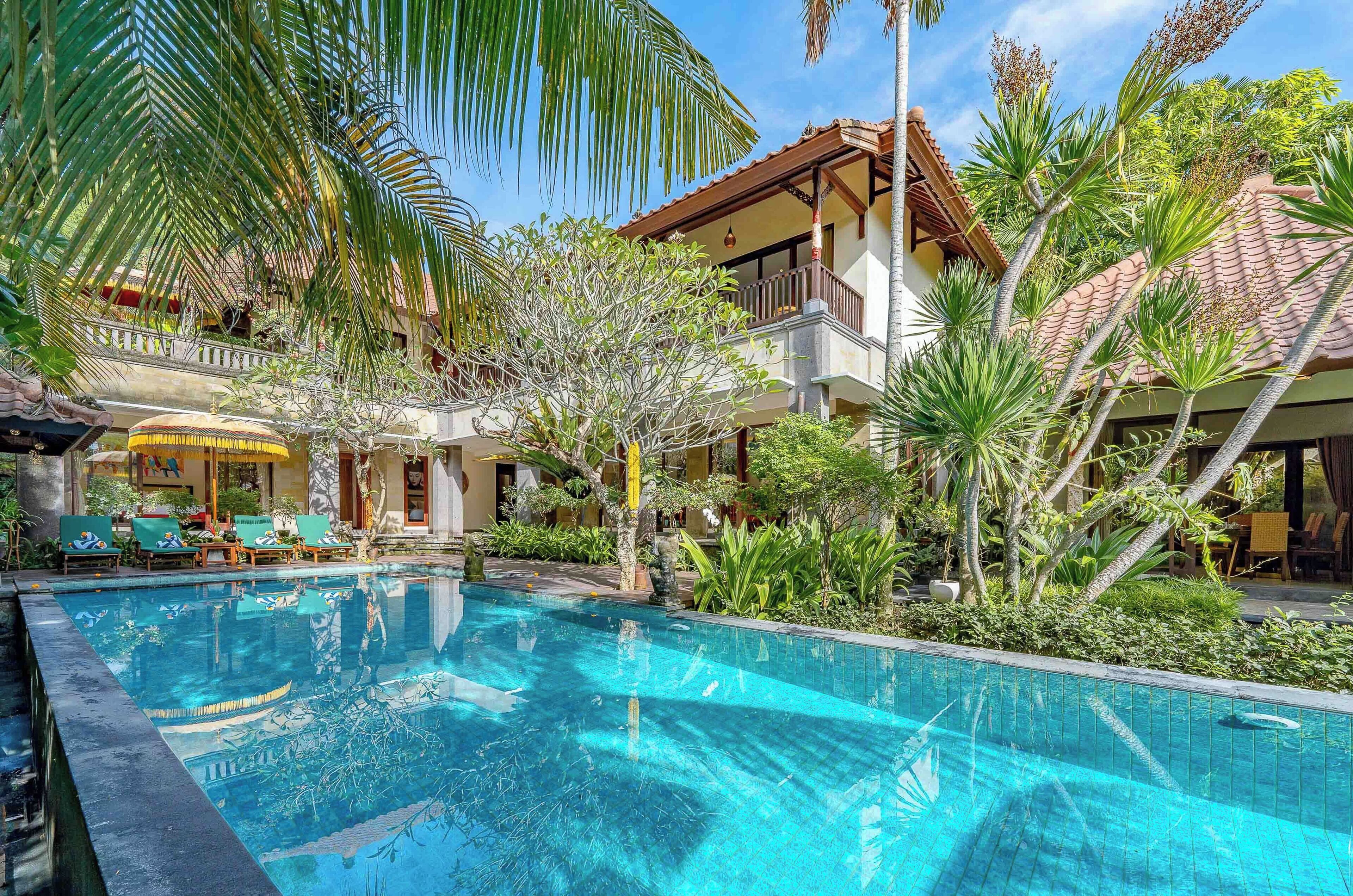 Una piscina al aire libre