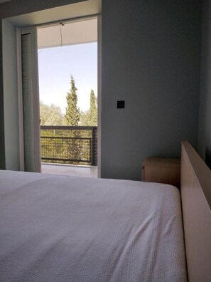 2 bedrooms, desk, iron/ironing board, free WiFi - Down town house with uni sence! (Athens)