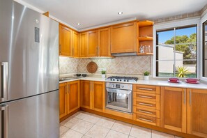 Réfrigérateur, four à micro-ondes, un four, lave-vaisselle