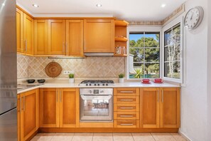 Kühlschrank, Mikrowelle, Ofen, Geschirrspüler