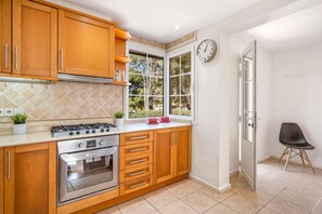 Réfrigérateur, four à micro-ondes, un four, lave-vaisselle