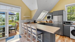 Coffee/tea maker, fridge, microwave, oven - Elegant Coastal Retreat in Boothbay Harbor (Boothbay Harbor)
