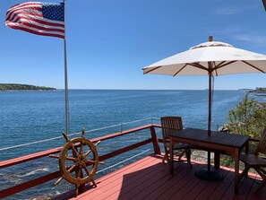 Outdoor dining - Sweet cottage on the water with amazing views! (East Boothbay)