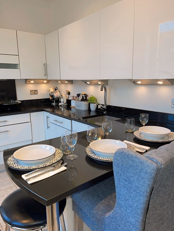 Private kitchen - Spacious apartment in Belsize Park that can comfortably sleep four (London)
