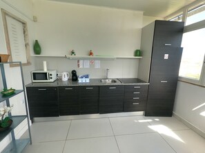 Kühlschrank, Mikrowelle, Wasserkocher mit Kaffee-/Teezubehör